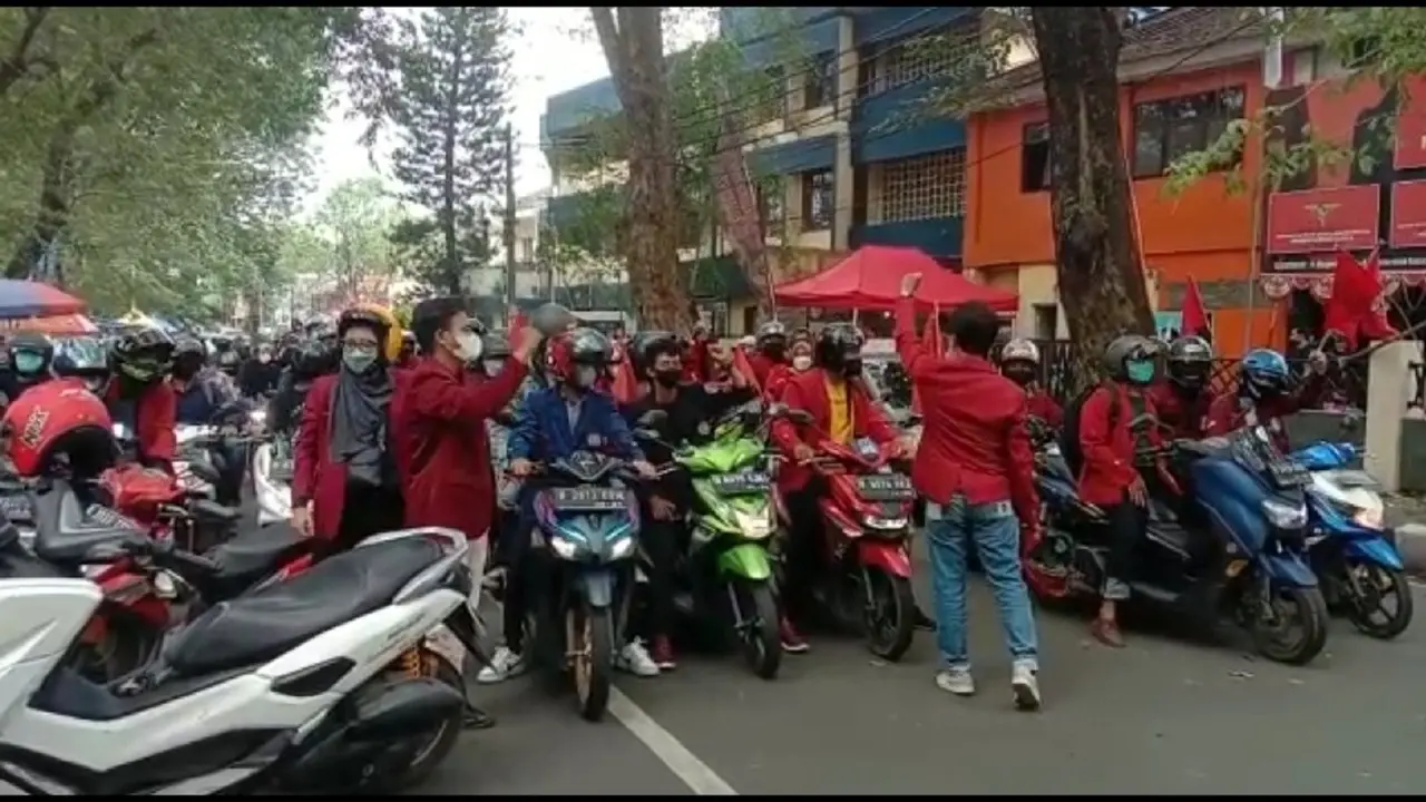 Mahasiswa asal Tangerang mulai bergerak ke Jakarta untuk melakukan aksi unjuk rasa di Gedung DPR RI