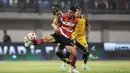 Pemain Madrura United, Kerim Palic (kanan) berduel dengan pemain Persija Jakarta, Allano Lima (kiri) pada lanjutan BRI Super League 2025/2026 di Stadion Gelora Ratu Pamelingan, Jumat (24/10/2025) malam WIB. (Bola.com/Abdul Aziz).