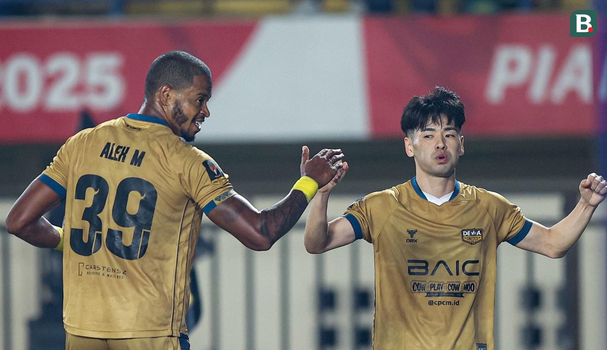 Pemain Dewa United, Taisei Marukawa dan Alex Martins, merayakan gol ke gawang Indonesia All-Star dalam perebutan tempat ketiga Piala Presiden 2025 di Stadion Si Jalak Harupat, Kabupaten Bandung, pada Sabtu (12/7/2025) malam WIB. (Bola.com/Bagas Lazuardi)</p>