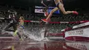 Para pelari berlaga di final lari halang rintang 3.000 meter putri pada Olimpiade Tokyo 2020, Rabu (4/8/2021). (Foto: AP/David J. Phillip)