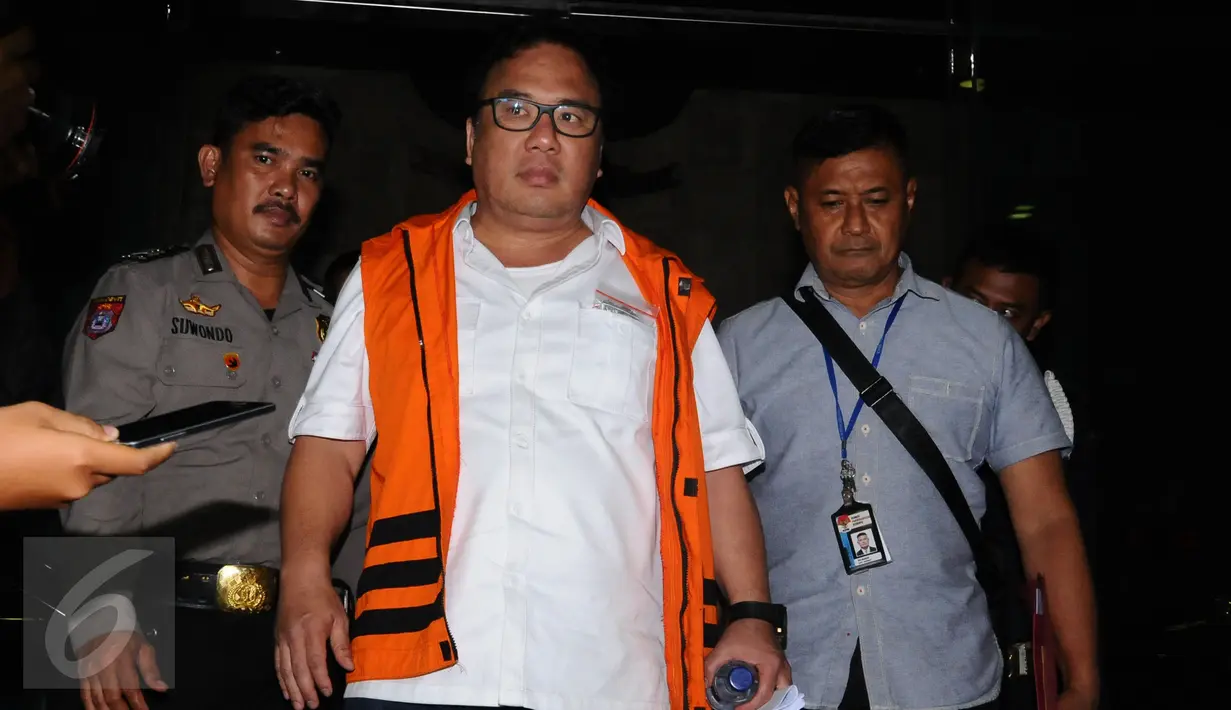 Basuki Hariman saat akan meninggalkan gedung KPK usai menjalani pemeriksaan terkait penyuapan Hakim MK, Patrialis Akbar, Jakarta, Jumat (27/1). Basuki diduga memberi suap senilai USD 20 ribu dan SGD 200 ribu. (Liputan6.com/Helmi Fithriansyah)
