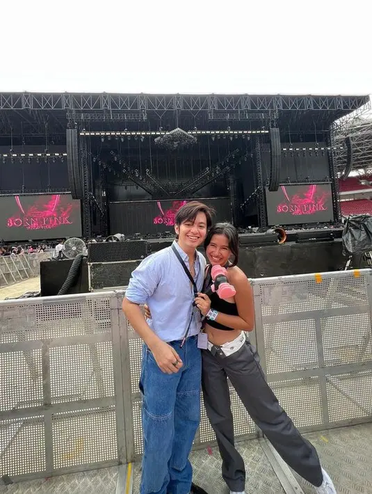 <p>Tidak hanya di hari pertama, pasangan ini juga nonton saat Day 2. Mereka terlihat tampil lebih casual. [Foto: instagram.com/shenacinnamon]</p>