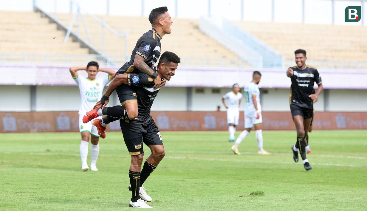 <p>Pemain Dewa United, Jose Elmer Porteria (kiri) melakukan selebrasi bersama Ricky Kambuaya setelah mencetak gol kedua timnya ke gawang Persikabo 1973 pada laga lanjutan BRI Liga 1 2023/2024 di Indomilk Arena, Tangerang, Kamis (07/03/2024). (Bola.com/M Iqbal Ichsan)</p>