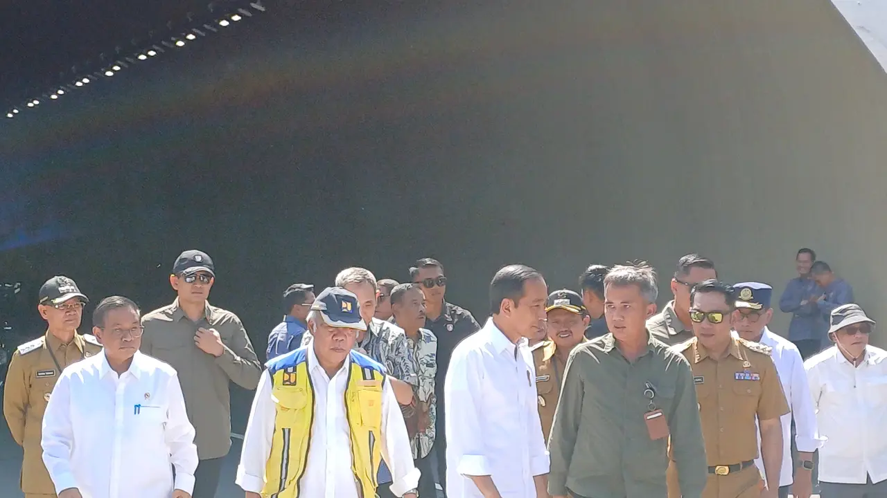 Presiden Joko Widodo (Jokowi) meresmikan Jalan Tol Cisumdawu (Cileunyi-Sumedang-Dawuan) yang akhirnya tersambung penuh sepanjang 62 km dari total 6 seksi yang ada.