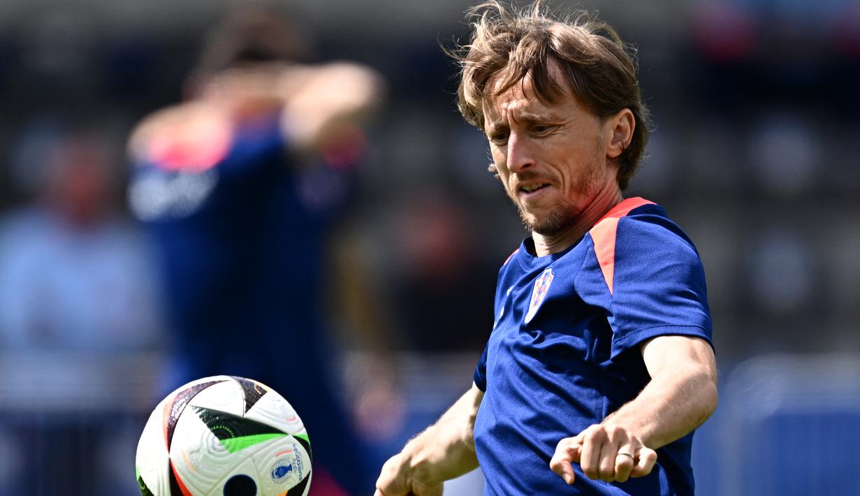 Gelandang Kroasia #10 Luka Modric menghadiri sesi latihan MD-1 menjelang matchday terakhir Grup B Euro 2024,  di base camp tim di Neuruppin, Minggu (23/6/2024). (GABRIEL BOUYS / AFP)