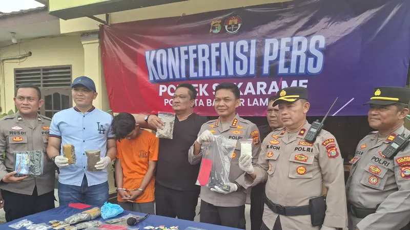 Barang bukti ganja dan sabu yang disita dari tersangaka, Klinton Al Holiab Sinaga (19). Foto : (Liputan6.com/Ardi).