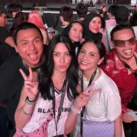 Gaya Totalitas Artis Tanah Air Nonton Konser Blackpink Singapura. [@ramadhaniabakrie]