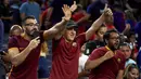 Para suporter AS Roma merayakan kemenangan atas Barcelona pada laga International Championship Cup di Stadion AT&T, Texas, Selasa (31/7/2018). AS Roma menang 4-2 atas Barcelona. (AFP/Cooper Neill)