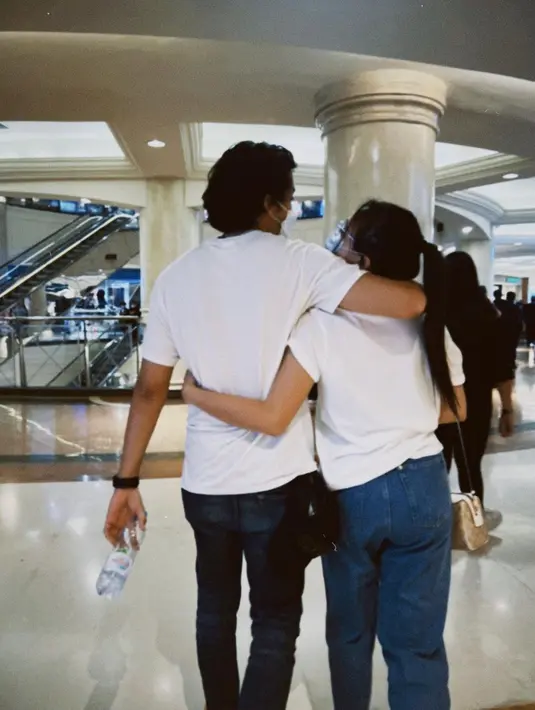 Foto lain menampilkan pose membelakangi kamera. Jeremie Moeremans merangkul kekasih. Megan Domani membalas sikap romantis ini dengan melingkarkan tangan ke pinggang sang aktor. Pasangan ini pernah terlibat dalam sinetron Cinta Misteri yang diproduksi tahun 2018. Dalam Cinta Misteri, Jeremie memerankan Reno sementara Megan sebagai Dinda dan Aruni. (Foto: Dok. Instagram @megandomani1410)