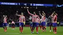 Para pemain Atletico Madrid merayakan kemenangan setelah bertanding melawan Liverpool pada leg pertama babak 16 Liga Champions di stadion Wanda Metropolitano di Madrid, Spanyol, Selasa (18/2/2020). Atletico Madrid menang tipis atas Liverpool 1-0. (AP Photo/Manu Fernandez)