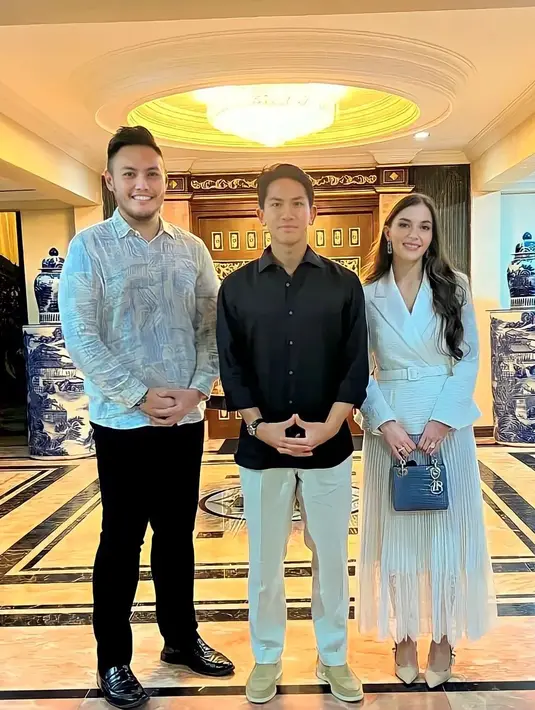 Di acara makan malam pasca menikah, Anisha Rosnah menjinjing tas kecil Dior dari seri Lady Dior Bag in Blue Croc yang diperkirakan menyentuh dengan harga Rp100juta ke atas. [@support.anishaik]