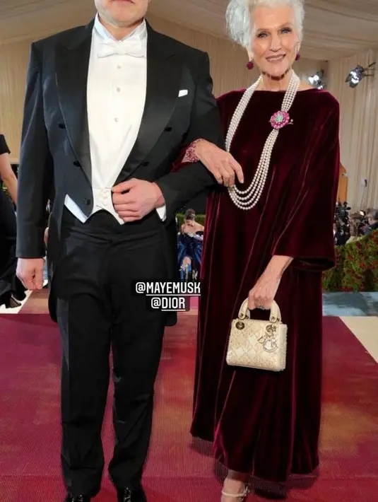 <p>Sementara Maye, yang merupakan seorang mantan supermodel itu mengenakan gaun beludru merah rancangan desainer ternama Dior. Perempuan 74 tahun itu juga melengkapi penampilannya dengan perhiasan Chopard. (Instagram/mathildefavier).</p>