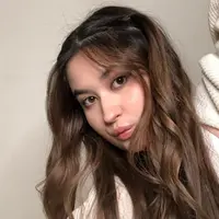 Wanita yang identik dengan rambut panjangnya ini memang cukup sering melakukan berbagai gaya rambutnya. Bahkan, penampilannya dengan rambut ash brown ini membuatnya semakin menawan. (Liputan6.com/IG/@stephaniepoetri)