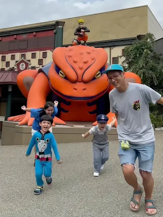 Selain membagikan beberapa tempat seru yang dikunjungi, Putri Titian dan Junior Liem juga kompak bersama anaknya membuat konten di beberapa tempat. "Yaa mayan lah bikin konten beginian saat liburan sama 2 bocil sih sebuah pencapaian," tulis pemeran Mae dalam sinetron Anak Menteng ini. [Instagram/putrititian]