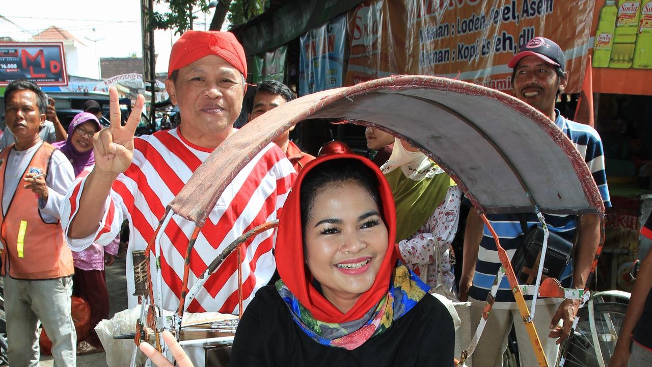 Kehadiran Kirun sontak membuat situasi pasar menjadi heboh. Figur ini telah dikenal luas oleh masyarakat Jawa Timur sebagai penggiat kesenian tradisional Jawa, campursari, dan pelawak.
