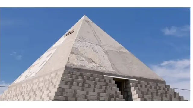 Bangun Piramida di Halaman Rumah, Pasangan Ini Klaim Bisa Terhindar dari Corona