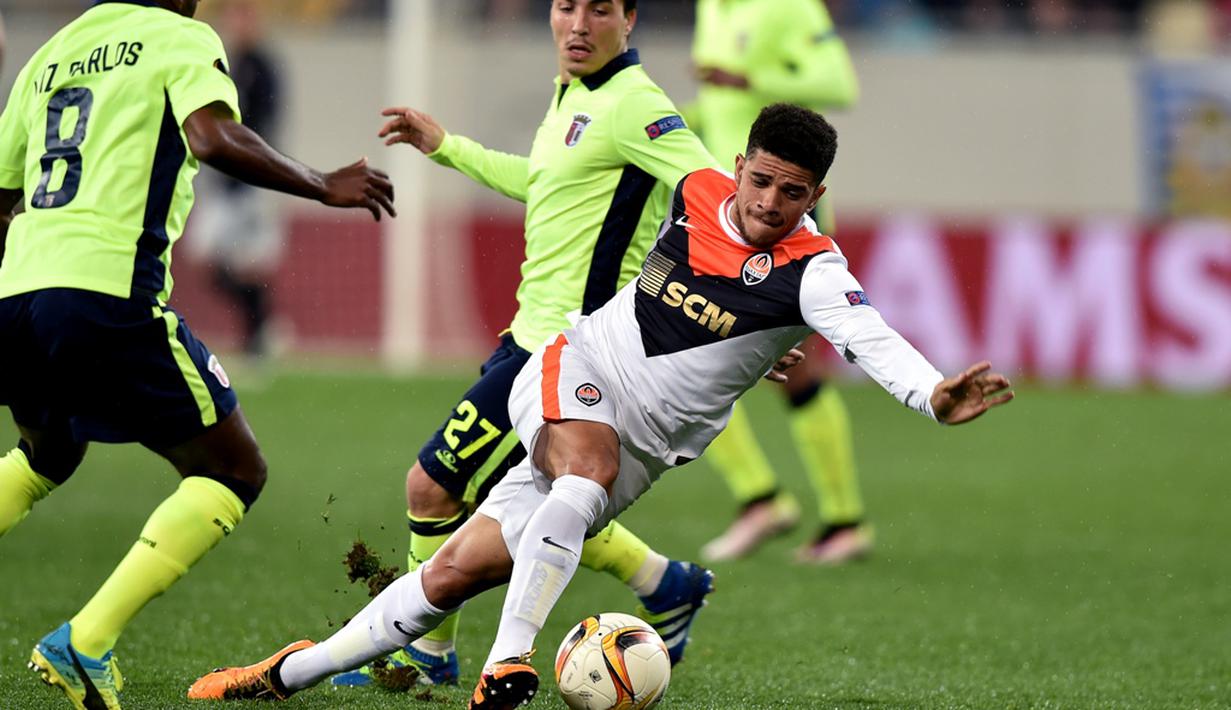 Pemain Shakhtar Donetsk, Taison, melewati hadangan pemain Braga pada laga leg kedua perempat final Liga Europa, di Stadion Arena Lviv, Lviv, Ukraina, Jumat (15/4/2016) dini hari WIB. (AFP/Sergei Supinsky)