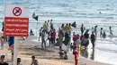 Sejumlah muslim berada di pinggir pantai laut Mediterania ketika menghabiskan libur lebaran di Tel Aviv, Israel, 26 Jni 2017. (AFP PHOTO / JACK GUEZ)