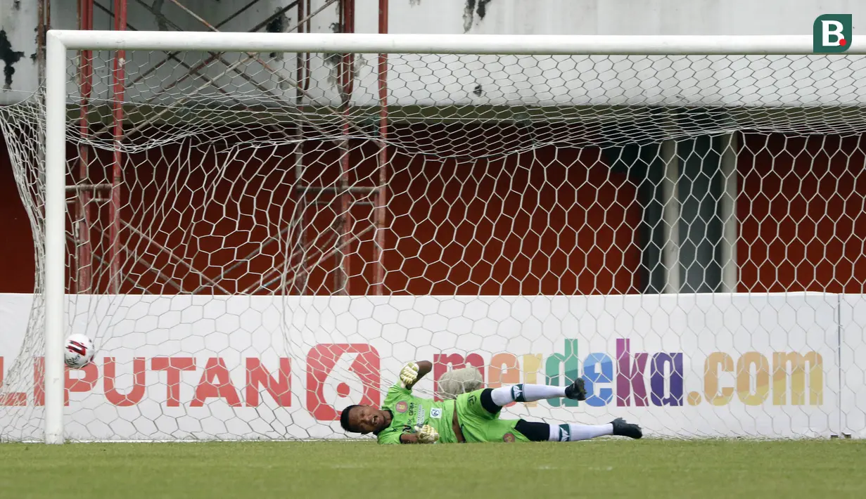 Kiper Persiraja Banda Aceh, Fakhurrazi.tidak dapat menjangkau bola hasil tendangan Ilja Spasojevic. (Bola.com/Ikhwan Yanuar)