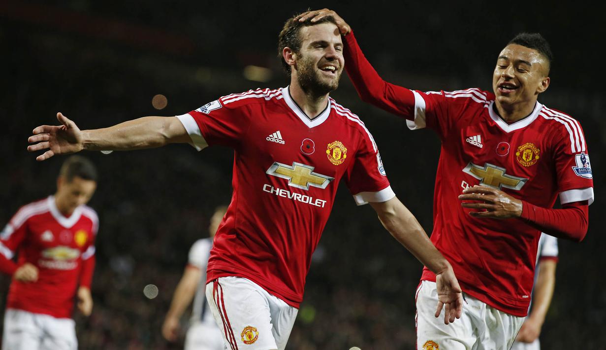 Gelandang Manchester United, Juan Mata merayakan gol yang dicetaknya ke gawang WBA pada laga Liga Premier Inggris di Stadion Old Trafford, Inggris, Sabtu (7/11/2015). MU berhasil menang 2-0. (Reuters/Andrew Yates)
