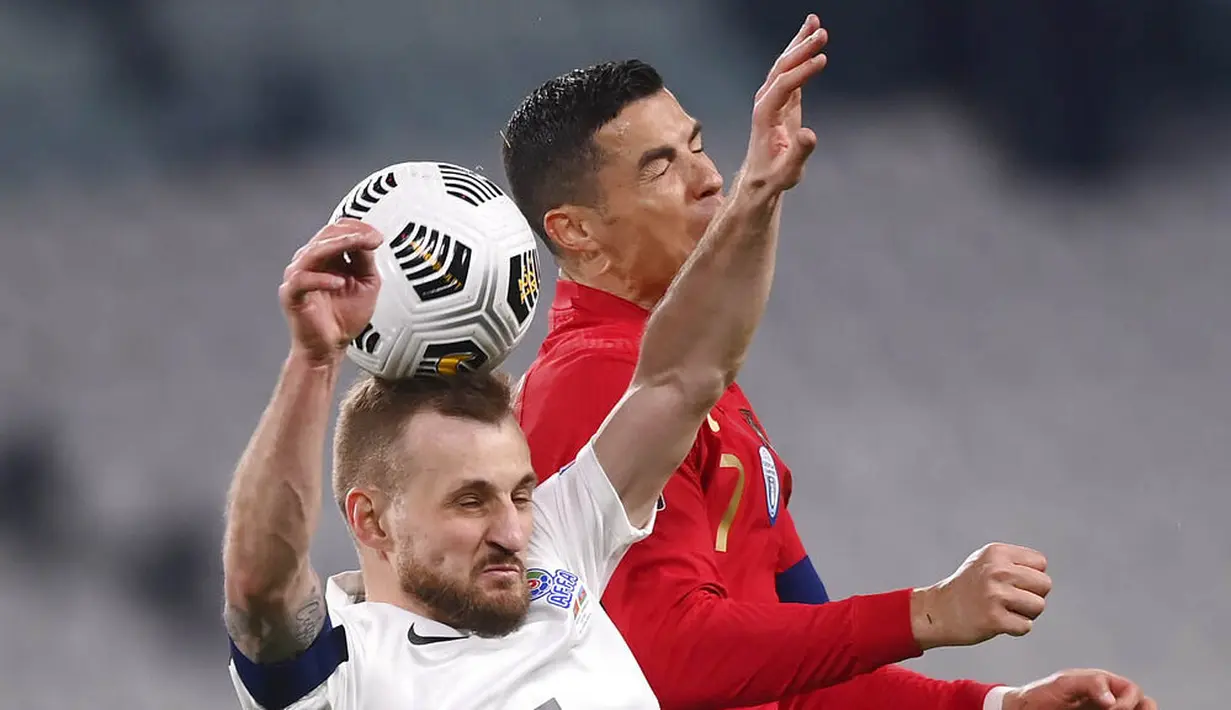 Striker Portugal, Cristiano Ronaldo, duel udara dengan pemain Azerbaijan, Maksim Medvedev, pada laga kualifikasi Piala Dunia 2022 di Stadion Juventus, Turin, Kamis (25/3/2021). Portugal menang dengan skor 1-0. (Fabio Ferrari/LaPresse via AP)
