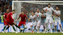 Proses terjadinya gol yang dicetak bintang Portugal, Cristiano Ronaldo, ke gawang Spanyol pada laga Grup B Piala Dunia di Stadion Fisht, Sochi, Jumat (15/6/2018). CR 7 pencetak hattrick perdana Piala Dunia 2018. (AP/Francisco Seco)