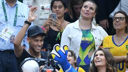 Kehadiran Neymar menjadi daya tarik penonton laga final bola voli putra  Olimpiade Rio 2016 antara Brasil melawan Italia di Stadion Maracanazinho, Rio de Janeiro, (21/8/2016). (AFP/Johannes Eisele)