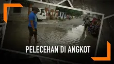 Seekor buaya sepanjang satu meter sengaja dilepaskan warga Gorontalo di jalan yang penuh kubangan air. Ini dilakukan sebagai bentuk protes terhadap sikap pemerintah yang tak juga memperbaiki jalan di sekitar tempat tinggal mereka.