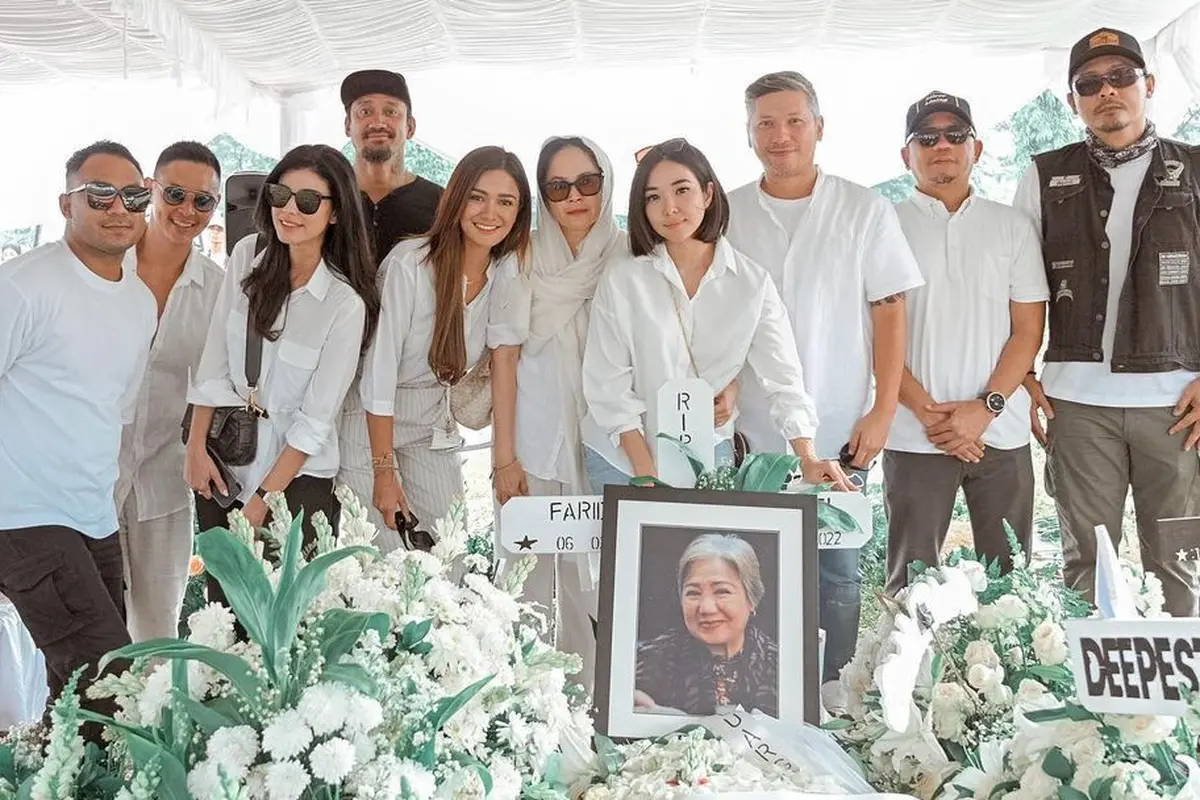 Gisel di makam ibunda Gading Marten (Instagram/gisel_la)