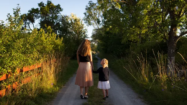 Contoh ilustrasi ibu dan anak