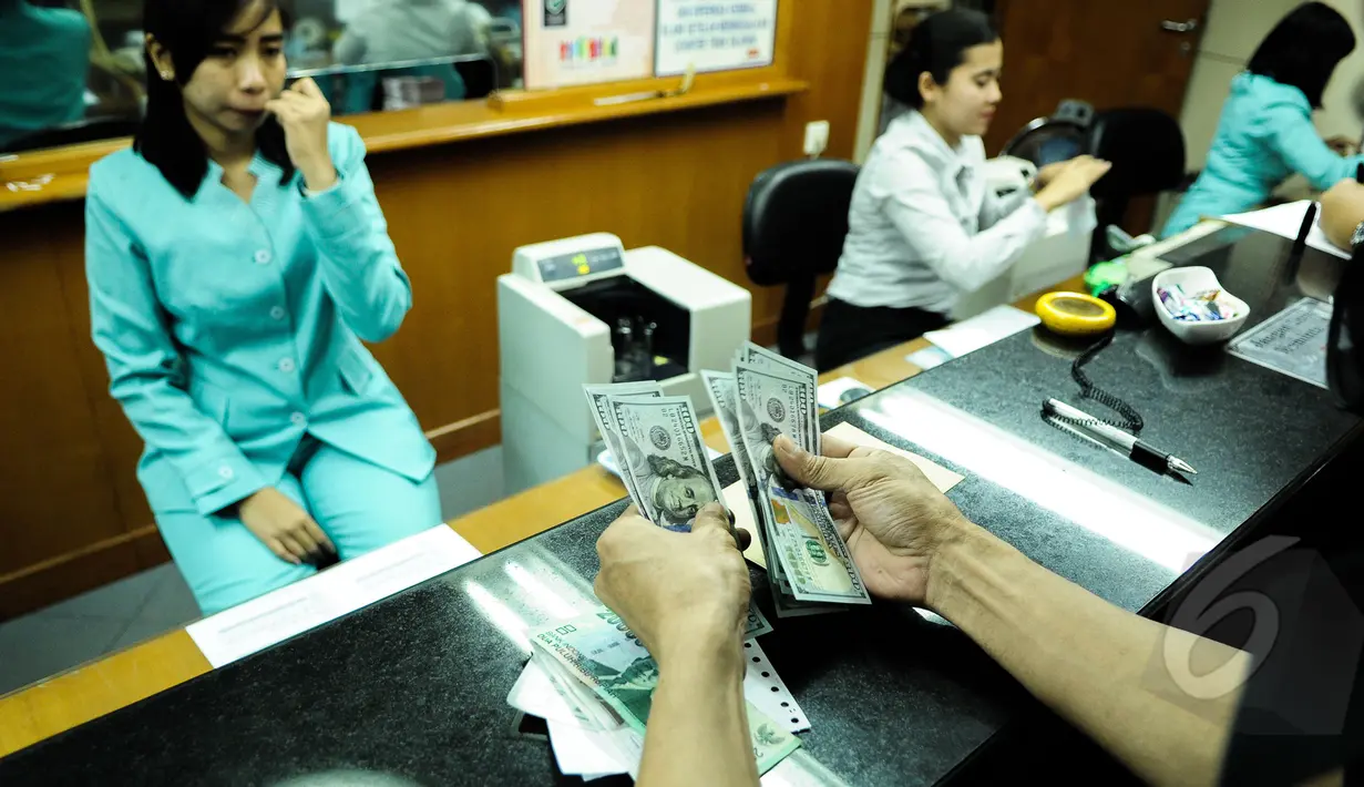 Warga melakukan penukaran mata uang asing di valas Ayu Masagung, Jakarta, Senin (9/3/2015). Pada awal perdagangan rupiah dibuka pada level 12.994 atau melemah 18 poin dibanding penutupan akhir pekan lalu di posisi 12.976. (Liputan6.com/Faizal Fanani)