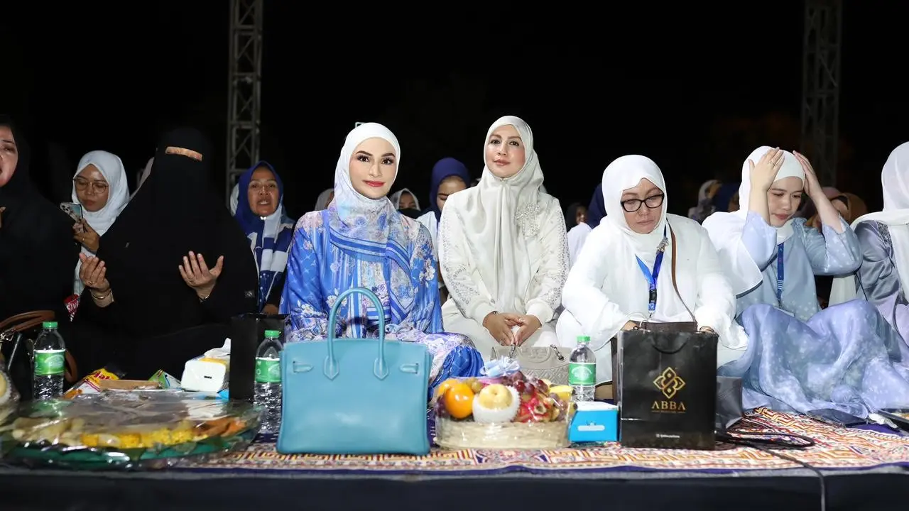 Putri Zulkifli Hasan (Zulhas) saat menghadiri acara Lampung Bersholawat di lapangan Hadimulyo Barat, Metro, Lampung pada Sabtu malam, (9/9/2023).