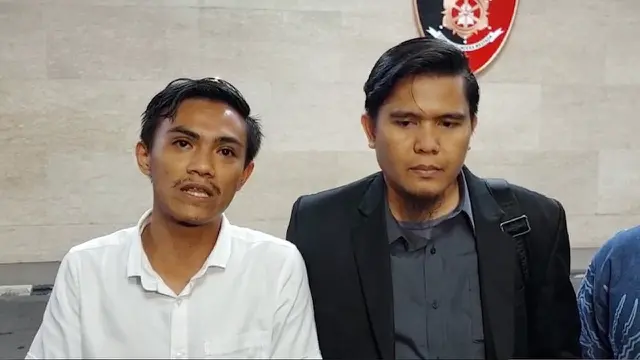 Mualim Bahar (baju putih) dan kuasa hukumnya, Zainul, melaporkan Widi Vierratale ke Bareskrim Polri (Liputan6.com - M. Altaf Jauhar)