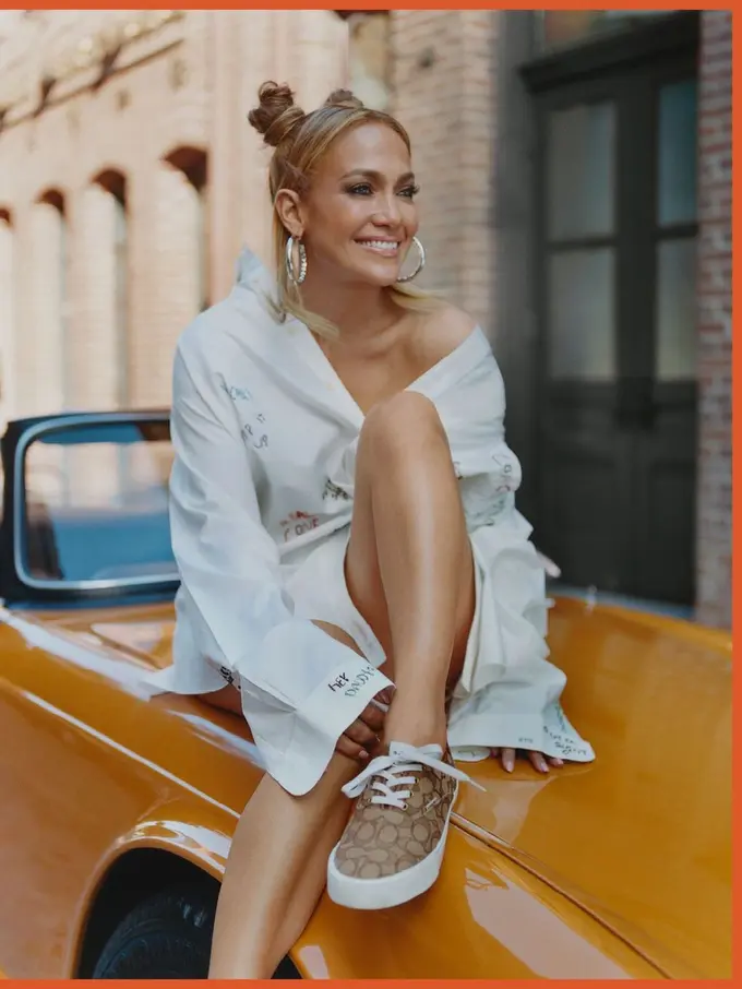 Gaya Jennifer Lopez dengan Sneakers dan Sandal Berpola Jacquard