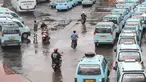 Pengendara sepeda motor melintasi jalur angkutan umum di Terminal Kampung Melayu, Jakarta, Rabu (6/2). Meskipun terdapat larangan melintas bagi pemotor, namun masih ada sejumlah pengendara nekat menerobos masuk terminal. (Liputan6.com/Immanuel Antonius)