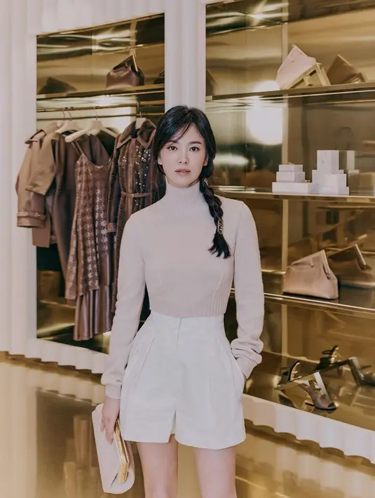 Outfit Song Hye Kyo yang satu ini berikan tampilan feminin kasual dan dewasa saat di Bandara. Memadukan turtleneck dan celana pendek dengan rambut yang dikepang [@kyo1122]