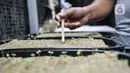 Warga melakukan penanaman bibit tanaman di kebun sayur hidroponik Gang Hijau RT 007/008, Kelurahan Cipinang Besar Utara, Jakarta, Rabu (9/9/2020). Warga secara swadaya dan kemudian mendapat dukungan oleh program CSR membangun kebun tersebut. (merdeka.com/Iqbal S. Nugroho)