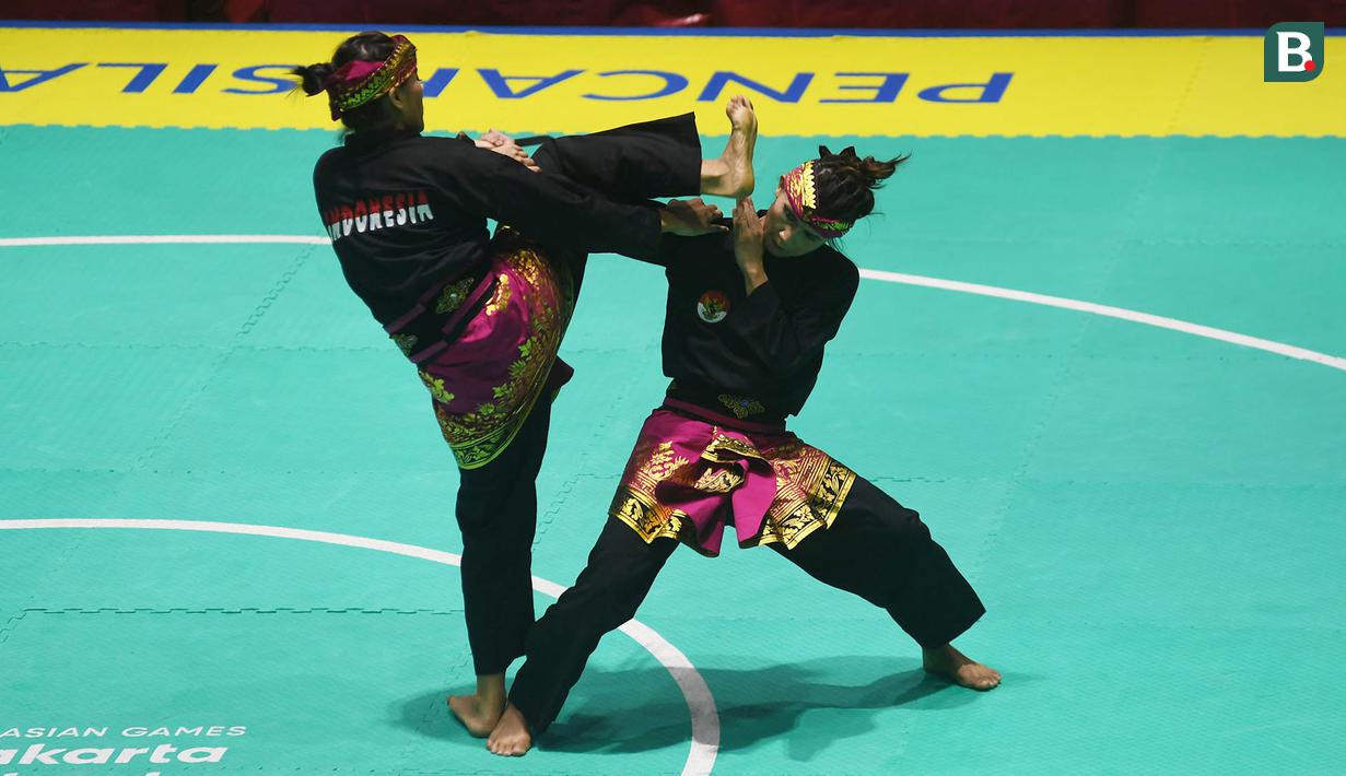 Pesilat Indonesia, Ayu Sidan Wilantari dan Ni Made Dwiyanti, saat beraksi pada Asean Games di Padepokan TMII, Jakarta, Rabu (29/8/2018). Ayu/Made berhasil meraih emas pada nomor seni ganda putri. (Merdeka.com/Imam Buhori)