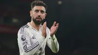 Bruno Fernandes dari Manchester United bertepuk tangan ke arah para&nbsp;suporter saat pertandingan Liga Inggris antara Liverpool dan Manchester United di Anfield, Minggu, 19 Oktober 2025. (AP Photo/Ian Hodgson)&nbsp;&nbsp;&nbsp;