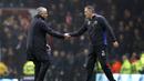 Pelatih Manchester United, Jose Mourinho, (kiri) memberi salam kepada pelatih Blackburn Rovers, Owen Coyle usai laga putaran kelima Piala FA di Ewood Park, Blackburn, (19/2/2017). MU menang 2-0. (Martin Rickett/PA via AP)