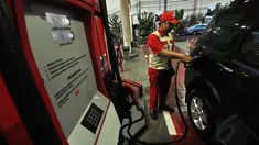 Petugas mengisi bahan bakar minyak di salah satu SPBU di Jakarta, Rabu (24/12/2014), (Liputan6.com/Miftahul Hayat)