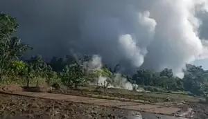 Penampakan asap tebal yang berasal dari erupsi wisata kawah keramikan di Kecamatan Suoh, Lampung Barat. Foto : (Istimewa)
