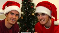 Pada Natal tahun ini, pamer dukungan terhadap Arsenal dan MU kembali ditunjukkan oleh Murray bersaudara, Jumat (23/12/2015). 