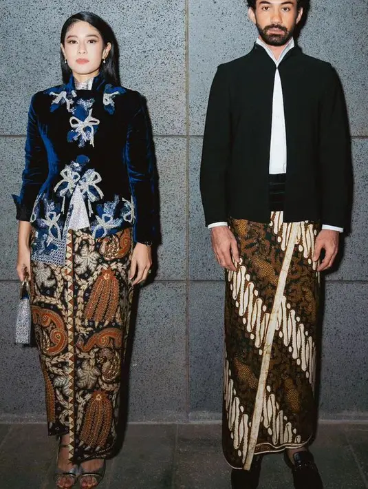 Melengkapi penampilan, Dian membawa handbag silver yang serasi dengan heelsnya. Serta mengenakan anting-anting. [@hagaipakan]