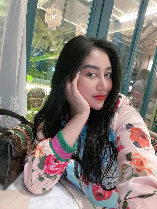 Kebiasaan tersebut dilakukan oleh Pamela sebelum tidur. Secara blak-blakan, ia menyebut kalau ingin belajar banyak dari film dewasa. (instagram/pamelaaaasafitri)