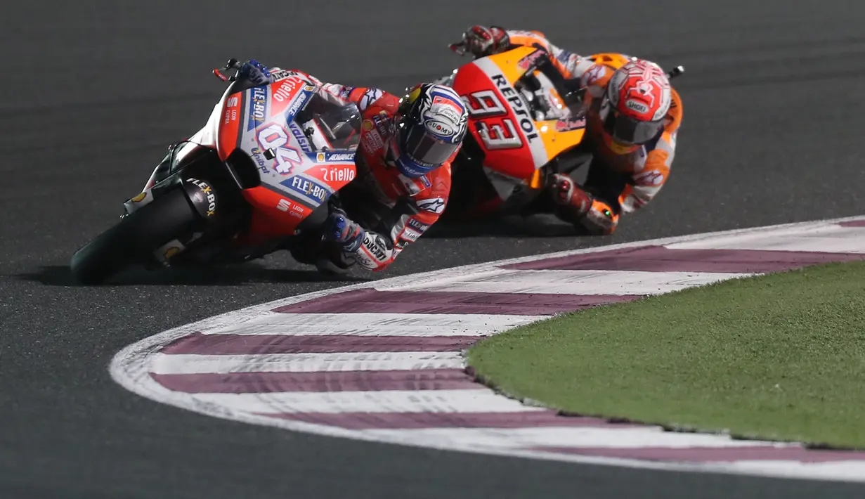 Pebalap Ducati, Andrea Dovizioso memacu motornya pada MotoGP Qatar di Sirkuit Losail, Doha, Minggu (18/3/2018). Andrea Dovizioso menjadi juara seri ini dengan catatan waktu 42 menit 34,654 detik. (AFP/Karim Jaafar)