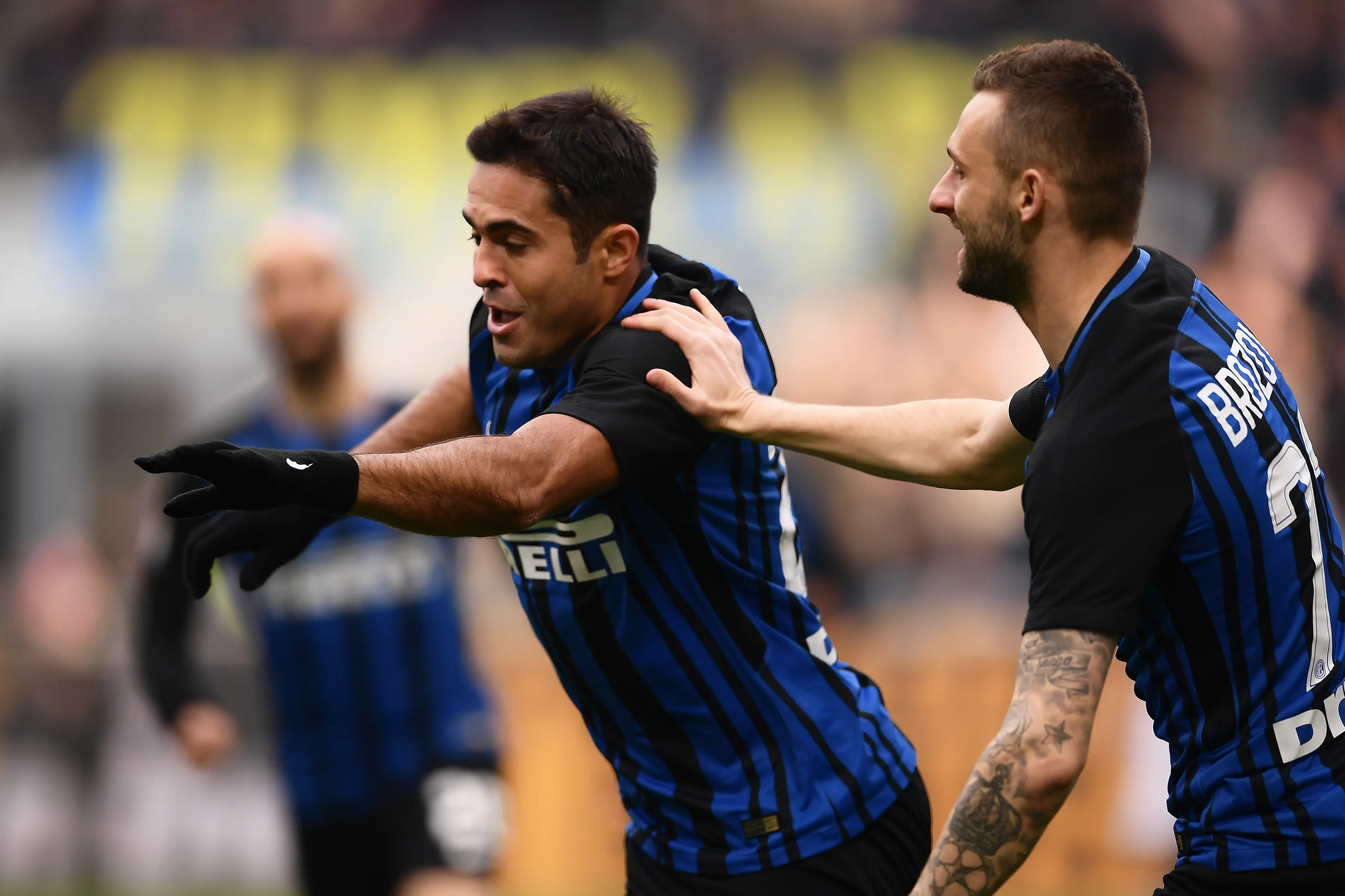 Penyerang Inter Milan, Eder Martins melakukan selebrasi usai menjebol gawang Bologna. (MARCO BERTORELLO / AFP)