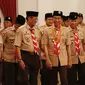 Presiden Joko Widodo berbincang dengan Ahmad Rusdi saat upacara pelepasan Kontingen Gerakan Pramuka Indonesia di Istana Negara, Jakarta, Jumat (19/7/2019). Pramuka Indonesia akan terbang ke Virginia Barat untuk menghadiri Jambore Pramuka Dunia XXIV. (Liputan6.com/Angga Yuniar)