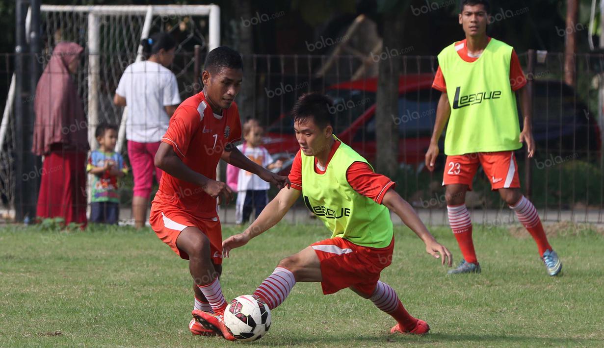 Ramdani Lestaluhu (kiri) dan Sutanto Tan beraksi pada latihan bersama Persija Jakarta di Lapangan Villa 2000, Pamulang, Tangerang Selatan, Senin (25/4/2016). (Bola.com/Nicklas Hanoatubun)