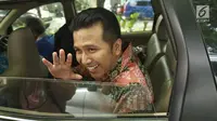 Bupati Trenggalek, Jawa Timur, Emil Elestianto Dardak usai mengunjungi kediaman Megawati di Jalan Teuku Umar, Jakarta, Sabtu (14/10). Pertemuan juga membahas pengumuman paslon Gubernur dan Wagub provinsi Jawa Timur. (Liputan6.com/Herman Zakharia)